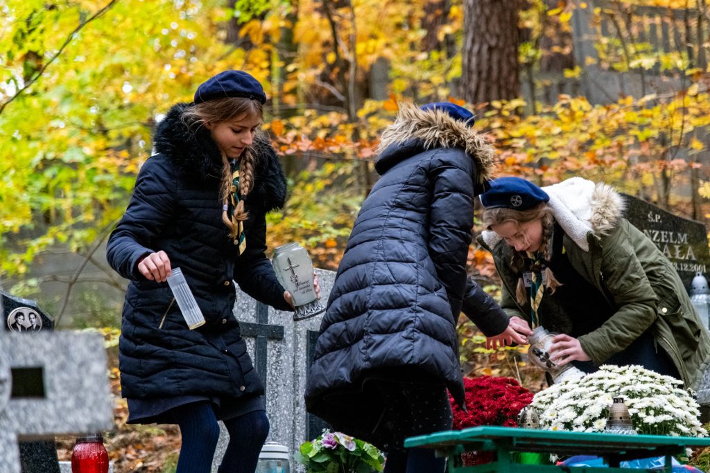 2 Drużyna Słupska - pomoc przy sprzątaniu nagrobków na cmentarzu