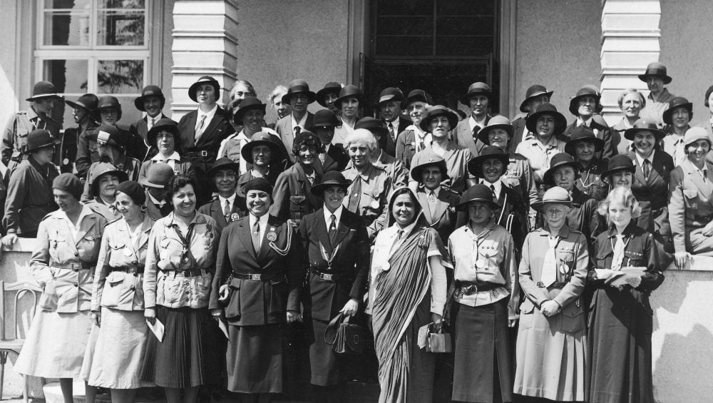 VII Światowa Konferencja Skautek na Buczu - Fotografia grupowa przedstawicielek ruchu harcerskiego z 32 państw. Widoczne m.in. Olave Baden-Powell (5. z lewej w pierwszym rzędzie), pani Sabry z Egiptu (4. z lewej) i Olga Małkowska. (Narodowe Archiwum Cyfrowe)